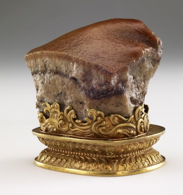 Tất nhiên, đây không phải miếng thịt kho tàu chúng ta ăn hàng ngày mà chỉ là một khối đá có hình dạng hệt như món ăn Trung Hoa nổi tiếng. Đây là tác phẩm nghệ thuật của một nghệ sĩ triều Thanh, thế kỷ 19.