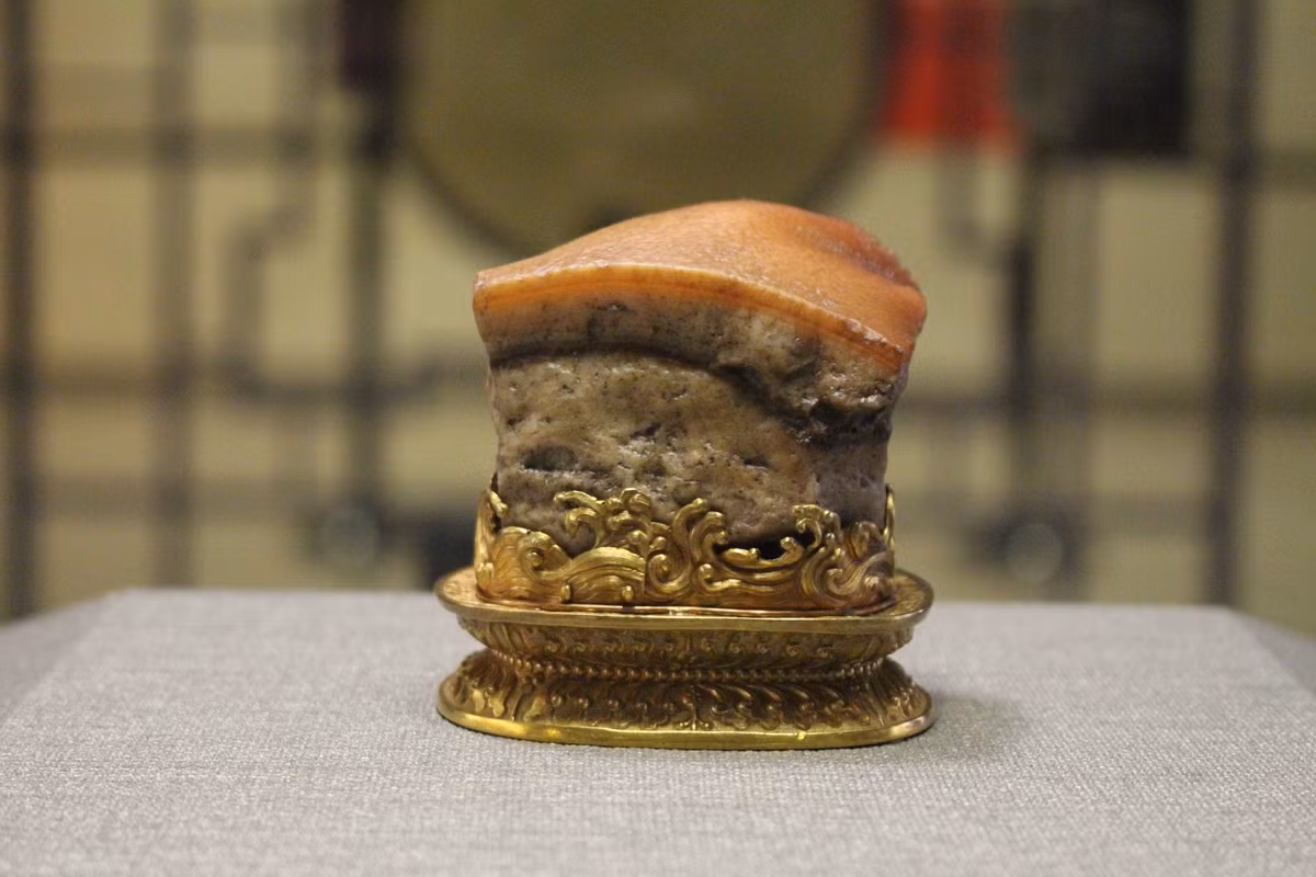 Trong hàng vạn cổ vật được trưng bày tại Bảo tàng Cố cung Quốc gia tại thành phố Đài Bắc (Đài Loan), có một hiện vật thu hút sự quan tâm đặc biệt của du khách. Đó là một " miếng thịt kho tàu" tuổi đời hàng trăm năm.