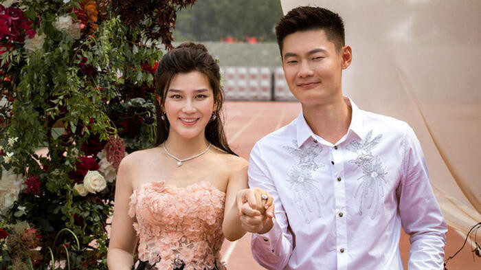 VDV dien kinh noi tieng bi to ngoai tinh, danh vo gay phan no