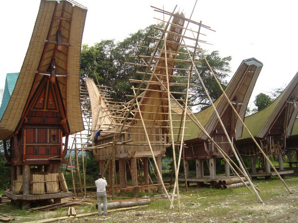 Theo một truyền thuyết, tổ tiên người Toraja đến đảo Sulawesi từ miền Bắc bằng thuyền gỗ. Do gặp bão lớn, họ dừng chân ở vùng đất này và lấy con thuyền làm mái nhà trú ẩn. Đó là nguồn gốc của những ngôi nhà tongkonan.