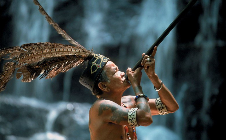 4. Đảo Borneo, hòn đảo lớn nhất Đông Nam Á thuộc lãnh thổ các quốc gia Brunei, Malaysia và Indonesia là nơi sinh sống của tộc người Dayak – một cộng đồng người có nền văn hóa cổ xưa và độc đáo. Có giả thuyết cho rằng, họ là hậu duệ người Việt cổ di cư đến Borneo từ thời Hùng Vương.