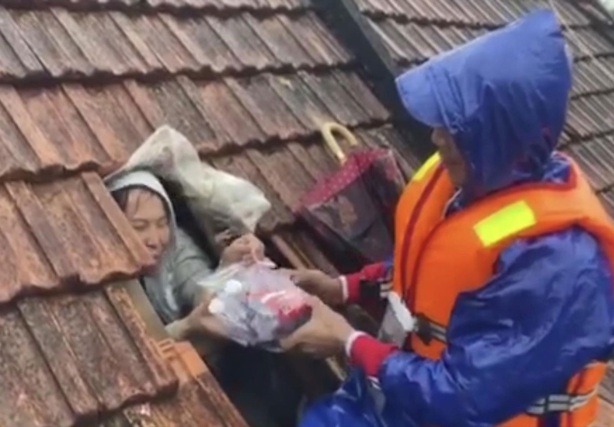 Từ trong cái tra, người dân có thể dễ dàng đục mái ngói để mở lối ra ngoài, cũng như dùng thuyền để thoát lũ. Ảnh: Tiền Phong.