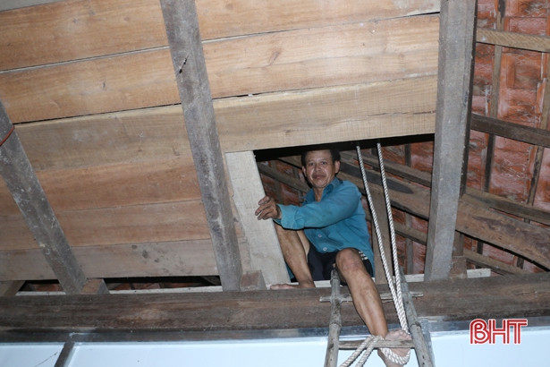 Nếu ở nhiều nơi khác, gác-xép chỉ là khoảng không gian mở rộng, đặc biệt là với những ngôi nhà diện tích nhỏ, thì cái tra ở miền Trung có tầm quan trọng đặc biệt trong việc đương đầu với lụt bão. Ảnh: Báo Hà Tĩnh.