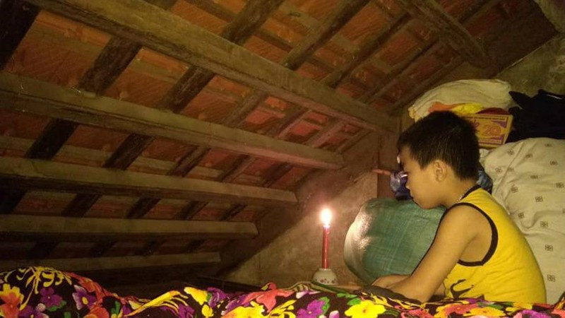 Thứ hai, và quan trọng nhất, tra là khoảng không gian an toàn để cư trú khi nước dâng, vì đây là phần cao nhất của một ngôi nhà. Đặc biệt, trên tra bao giờ cũng có một chiếc thuyền để sẵn. Ảnh: Báo Pháp Luật.