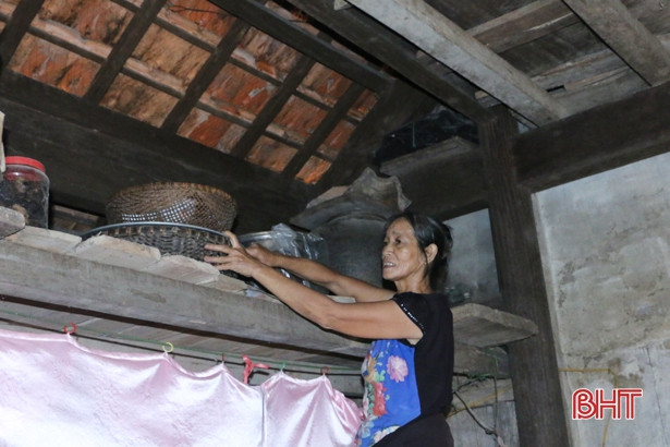 Thứ nhất, đây là nơi người dân cất trữ lương thực phẩm, đồ dùng sinh họa, để chúng không bị nước nhấn chìm, qua đó duy trì được cuộc sống trong lũ lụt. Ảnh: Báo Hà Tĩnh.