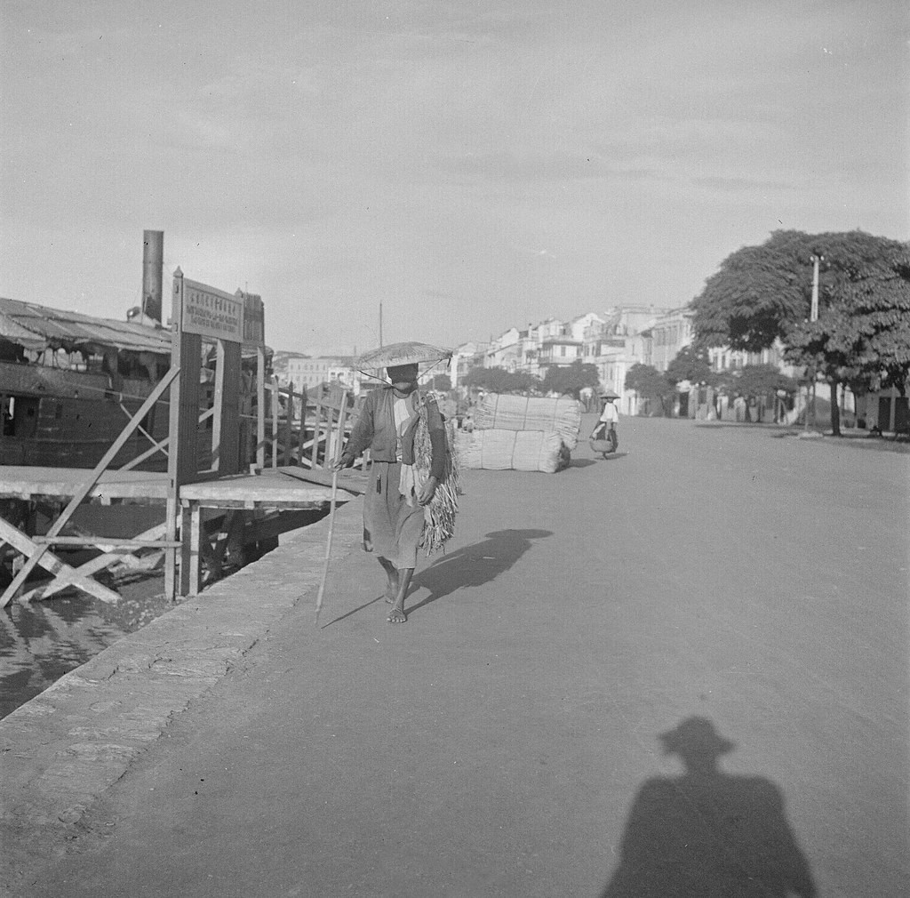 Đường bến Tam Bạc 1937, nay là đoạn phố Tam Bạc từ ngã ba Tôn Thất Thuyết đến ngã ba Hoàng Ngân. Diện mạo của khu phố được định hình từ cuối thể kỷ 19, khi giới kinh doanh người Pháp và người Hoa đến định cư.