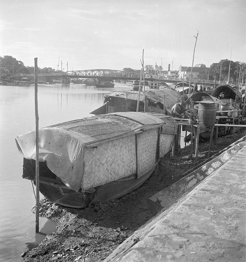 Một góc bến Tam Bạc, phía xa là cầu Thống chế Joffre (nay là cầu Lạc Long). Bến Tam Bạc có thể coi như cảng thuyền đầu tiên ở Hải Phòng. Vai trò của bến chấm dứt khi người Pháp xây dựng cảng Hải Phòng. Nhưng giai đoạn sau đó, thuyền bè nhỏ vẫn qua lại tấp nập ở khúc sông này.