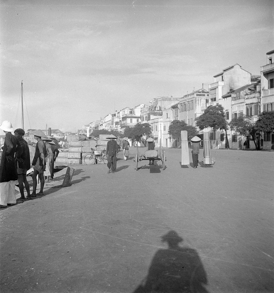 Dãy nhà kiểu Tây dọc bến Tam Bạc, ngày nay được biết đến với tên gọi phố cổ Tam Bạc. Khu phố này được mở từ thời Pháp thuộc, ban đầu gồm hai đoạn phố với tên gọi Marésanne Proc và Gaull de Luis.