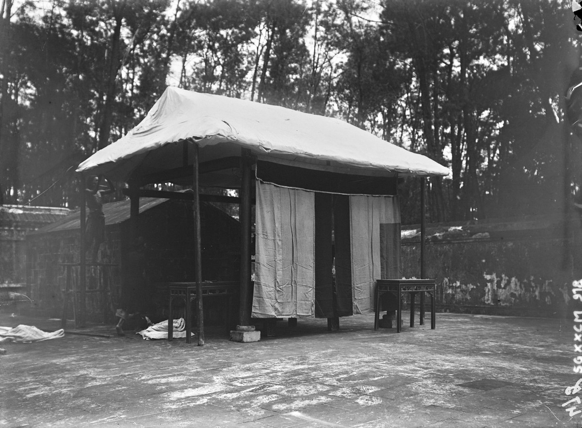 Mộ Thuận Thiên Cao Hoàng Hậu, vợ thứ hai của vua Gia Long, mẹ vua Minh Mạng, nằm ở phía Tây Bắc so với mộ vua Gia Long. Khu mộ này cũng có lều bạt phía trước.