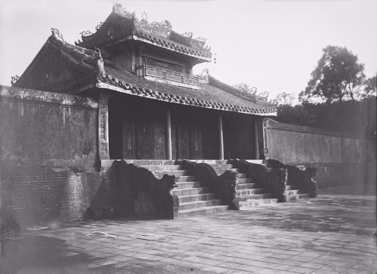 Cánh cổng dẫn vào lăng mộ Thuận Thiên Cao Hoàng Hậu.