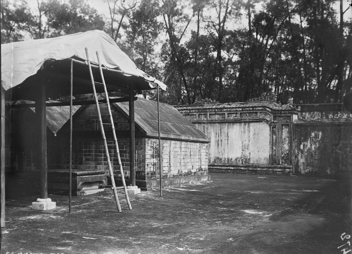 Mộ vua Gia Long và vợ cả, bà Thừa Thiên Cao Hoàng Hậu. Lăng Gia Long trên thực tế là một quần thể nhiều lăng tẩm trong hoàng quyến nhà Nguyễn, trong đó lăng Thiên Thọ – nơi chôn cất vua Gia Long và vợ cả – nằm ở vị trí trung tâm. Lúc này trước mộ dựng lều bạt, một cảnh tượng khá lạ so với ngày nay.