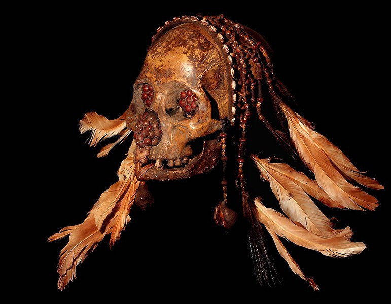 Với người Dayak, săn đầu người là cách để bảo vệ lãnh địa sinh sống và khẳng định sức mạnh của các chiến binh và bộ tộc. Vũ khí chính trong các cuộc săn đầu người là giáo và khiên. Những chiếc sọ người sẽ được cất giữ trong nhà và sử dụng trong nhiều nghi lễ khác nhau.