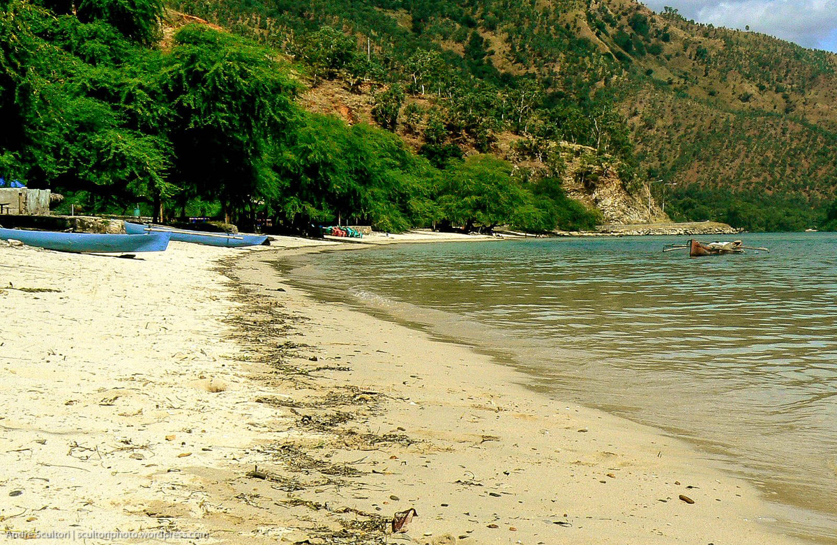 Là một thành phố biển vùng nhiệt đới, điều tuyệt vời nhất mà du lịch Dili mang lại cho du khách là những bãi biển tuyệt đẹp, nổi tiếng nhất phải kể đến là bãi Areia Branca. Ảnh: André Scultori / Flickr.