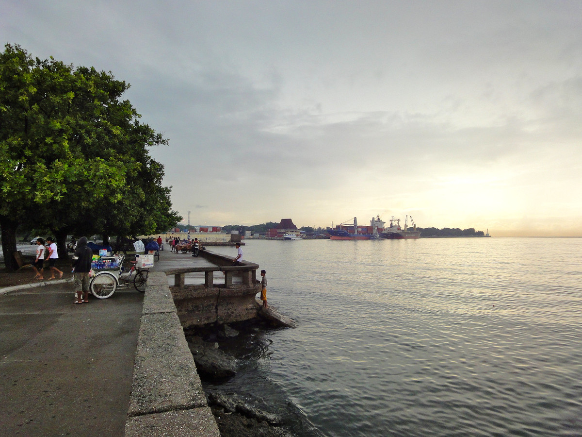 Các cung đường trải dài hàng km dọc theo bờ biển tuyệt đẹp của thành phố là địa điểm lý tưởng dành cho du khách muốn thưởng thức cảnh biển và quan sát cuộc sống của người dân địa phương. Dọc theo con đường này là rất nhiều quán ăn, nhà hàng, quán bar… Ảnh: Johannes Zielcke / Flickr.