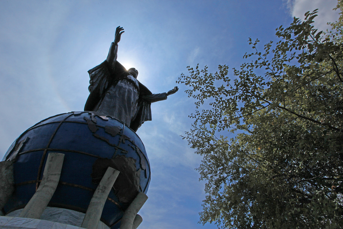 Mũi Fatucama với bức tượng Chúa là nơi thu hút du khách bậc nhất ở Dili. Đây cũng là nơi tập trung nhiều người dân bản địa đến đây tập thể dục, ngắm bình mình hoặc hoàng hôn tuyệt đẹp trong ngày. Ảnh: Xian Jie Lee / Flickr.