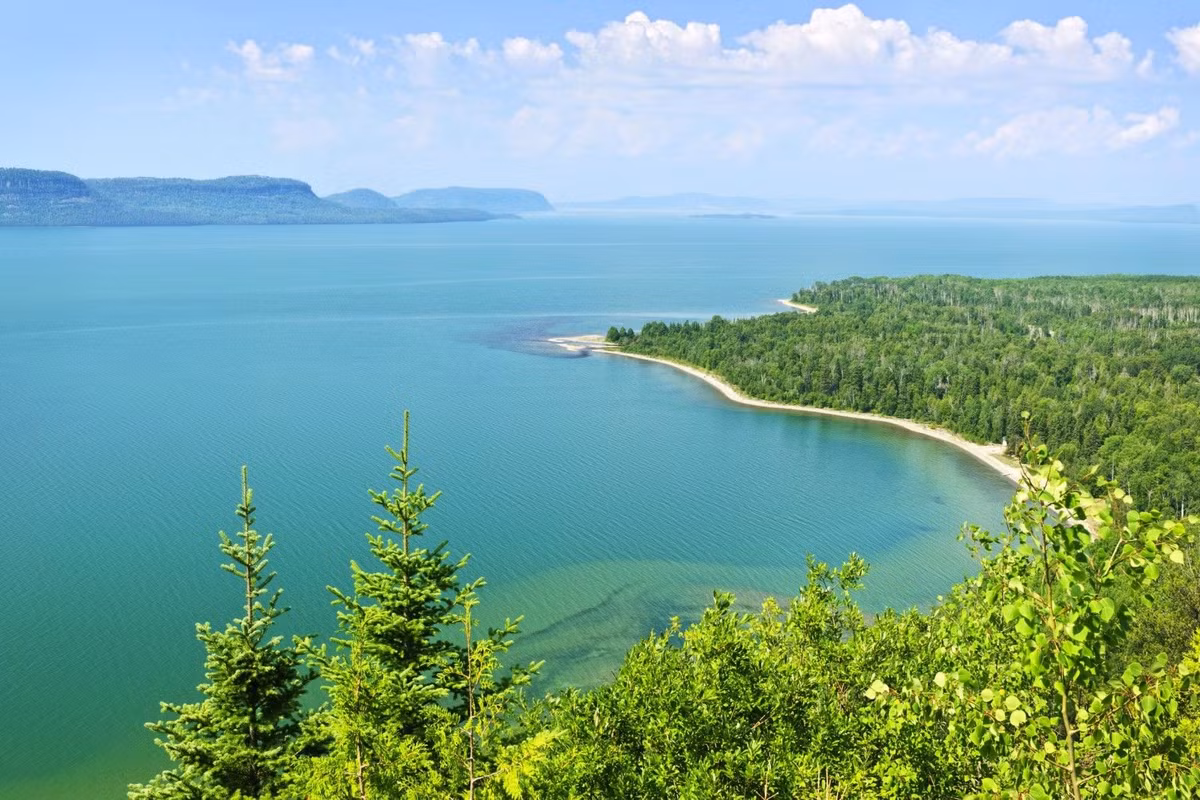 Nằm trong Ngũ Hồ ở biên giới Mỹ - Canada, hồ Superior hay hồ Thượng có diện tích mặt nước là 82.100 km2, là hồ nước ngọt lớn nhất trên thế giới.