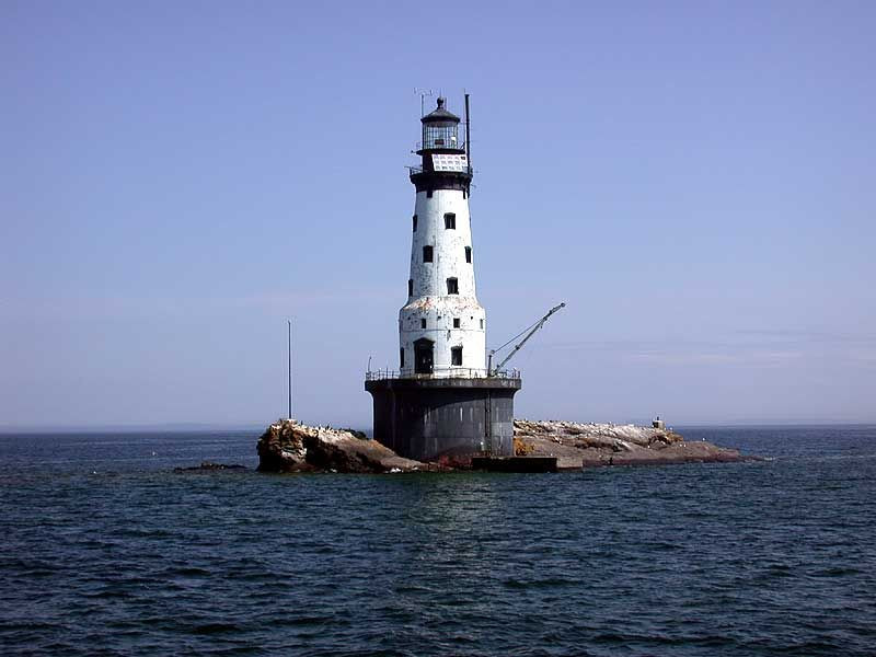 Trong quá khứ, hồ nước này từng là một tuyến giao thông đường thủy nhộn nhịp của khu vực Bắc Mỹ. Vào trong nhiều thế kỷ, rất nhiều tàu thuyền đã chìm dưới bề mặt lạnh giá của hồ nước này.