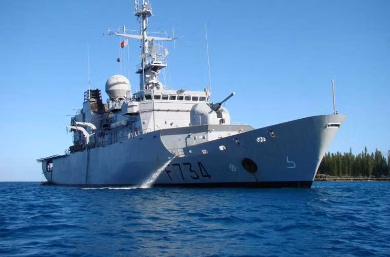 Le Vendémiaire (số hiệu F734) thuộc lớp tàu hộ vệ hạng nhẹ Floréal, được khởi đóng tháng 1/992, hạ thủy tháng 8/1992 và chính thức biên chế tháng 10/1993.