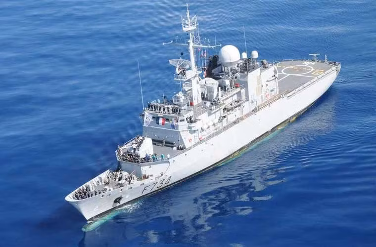 Con tàu có lượng giãn nước khoảng 2.950 tấn toàn tải, dài 93,5m, rộng 14m, mớn nước 4,4m.