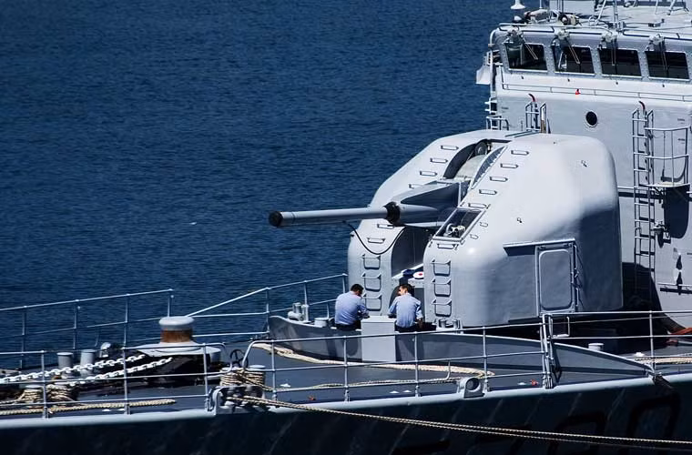 Tàu được trang bị hệ thống pháo hải quân 100mm CADAM có thể chống mục tiêu đường không, mặt nước và trên bộ. Pháo 100mm có thể đạt tốc độ bắn 78 phát/phút, đạt tầm bắn 6.000m với mục tiêu trên không, 12.000m mục tiêu mặt nước và tối đa là 17.000m. Có ba chế độ điều khiển pháo gồm: điều khiển từ xa bởi hệ thống điều khiển hỏa lực chính từ Phòng Chiến dịch; điều khiển từ xa từ hệ thống điều khiển hỏa lực thứ cấp; điều khiển bằng tay với tay cầm Joystick ở bên trái tháp pháo.