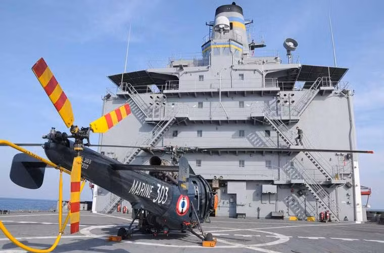 Ở đuôi tàu có sân đỗ và nhà chứa dành cho một trực thăng hạng nhẹ Alouette III - giúp giải quyết các nhiệm vụ cứu hộ, cứu nạn, chở lính... Bên cạnh đó, nó cũng có thể chở trực thăng đa nhiệm của hải quân AS565 Panther.