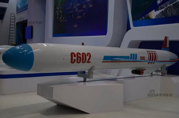 Cận cảnh mô hình tên lửa hành trình chống tàu C-602. Đây là loại tên lửa diệt hạm rất lớn của Trung Quốc, có trọng lượng tới 1,24 tấn, dài 6,1m, chủ yếu trang bị cho các tàu khu trục cỡ lớn như Type 052C, bệ phóng mặt đất và treo trên máy bay ném bom chiến lược H-6. C-602 lắp đầu nổ nặng 300kg, tầm bắn tới 400km, dùng đầu tự dẫn radar chủ động.