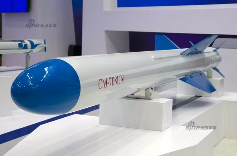 Mô hình tên lửa hành trình diệt hạm phóng từ tàu ngầm C-708UN – biến thể của mẫu C-802.