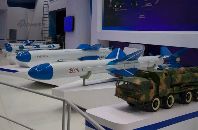 Bên cạnh mô hình đạn C-602 là mô hình xe phóng tự hành của hệ thống phòng thủ bờ biển tầm xa dùng C-602.