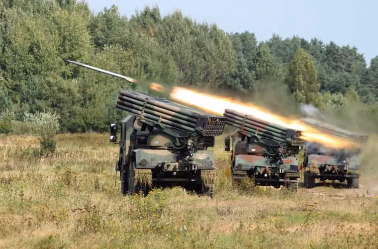 Lực lượng pháo phản lực có gần 300 khẩu các loại như: BM-21 Grad; RM-70 (Cộng hòa Czech chế tạo dựa trên Grad) và WR-40 Langusta của Ba Lan. Trong ảnh WR-40 đang khai hỏa, loại pháo này cơ bản cũng dùng bệ phóng kiểu Grad (40 nòng 122mm) nhưng thiết kế với khung bệ xe kiểu mới.