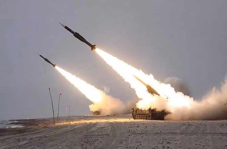 Ba Lan cũng tự hiện đại hóa các tổ hợp phòng không tầm trung 2K12 Kub (NATO định danh là SA-6) do Liên Xô chế tạo. Hiện Ba Lan còn khoảng 30 bệ phóng 2K12 Kub.