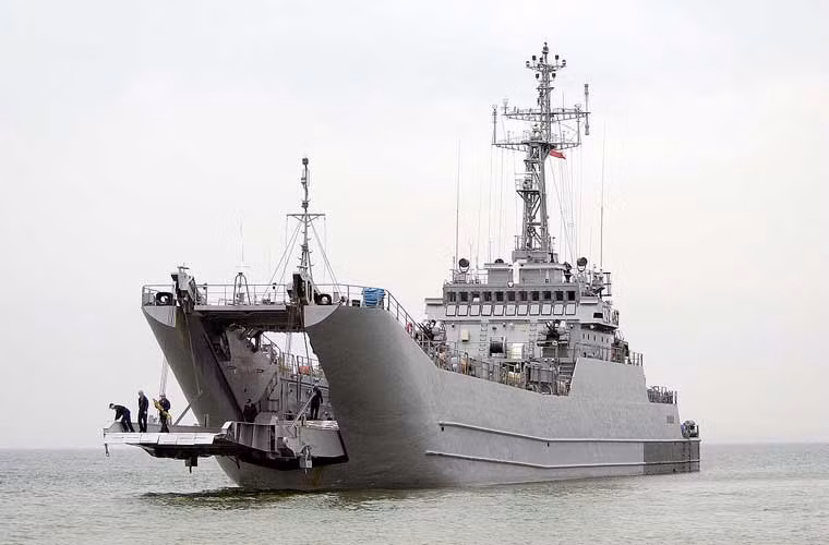 Năng lực vận tải đổ bộ đường biển của Ba Lan chỉ có 5 tàu đổ bộ cỡ 1.745 tấn thuộc lớp Lublin. Loại tàu này có thể chở tối đa 9 xe tăng T-72 hoặc 17 xe vận tải hoặc 134 thủy lôi các loại.