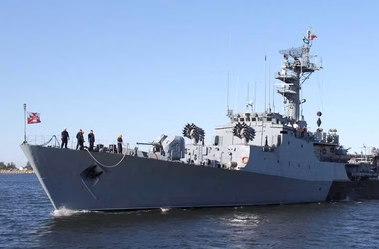 Trong ảnh là tàu hộ vệ săn ngầm duy nhất Hải quân Ba Lan - ORP Kaszub được nước này tự đóng năm 1984. Con tàu có lượng giãn nước toàn tải 1.183 tấn, trang bị ngư lôi 533mm, bom chìm RBU-6000 và các loại pháo - tên lửa phòng không.