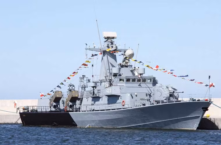 Một trong 3 tàu tên lửa tấn công nhanh do Đức - Ba Lan chế tạo từ đầu những năm 1990, lượng giãn nước 369 tấn, được trang bị 8 hoặc 4 tên lửa diệt hạm RBS-15 Mk3, pháo AK-176, AK-630 và tên lửa đối không Strela-2M.