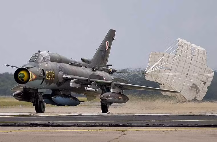 Trong ảnh, máy bay cường kích cánh cụp cánh xòe Su-22M4 của Không quân Ba Lan. Đây là biến thể nâng cấp cuối cùng của dòng Su-22 do Liên Xô chế tạo, có thể mang một số loại tên lửa, bom có điều khiển. Ba Lan từng có ý định thay Su-22M4 bằng UAV chiến đấu nhưng kế hoạch này không thành và buộc phải duy trì Su-22M4 thêm nhiều năm nữa.