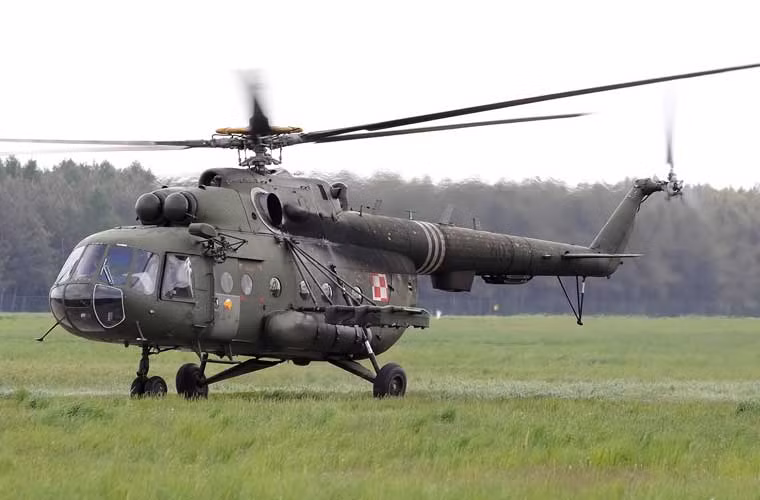 Tuy Ba Lan đã tự chế tạo được các thiết kế trực thăng của riêng mình như W-3 Sokol, SW-4 hay Mi-2 nhưng trực thăng Nga vẫn đóng vai trò quan trọng trong nhiệm vụ không vận, chi viện hỏa lực. Trong ảnh là một trong 10 chiếc trực thăng Mi-17-1V mà Ba Lan mua của Nga, ngoài ra nước này còn có 10 chiếc Mi-8T/P/RL được cung cấp dưới thời Liên Xô.