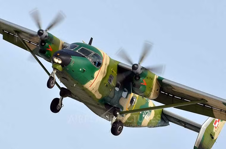 Trong ảnh là máy bay vận tải hạng nhẹ M28 Skytruck (tổng cộng 23 chiếc) do Ba Lan phát triển dựa trên mẫu máy bay An-28 của Liên Xô. Đáng lưu ý là Việt Nam đang sử dụng số lượng rất ít M28 cho nhiệm vụ tuần tra bảo vệ bờ biển.