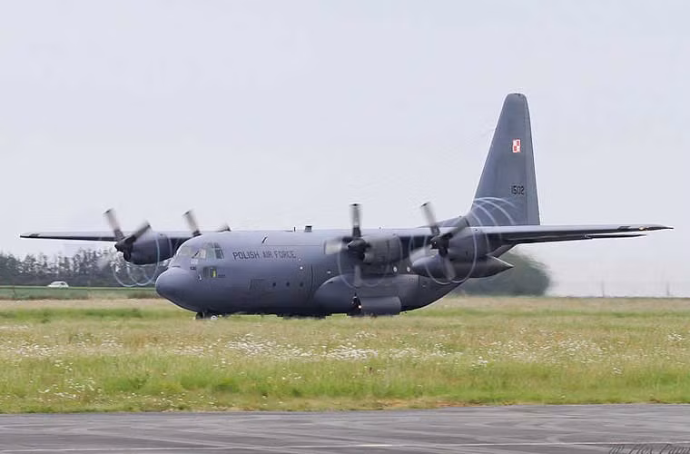 Năng lực vận tải của Không quân Ba Lan cũng không quá mạnh khi chỉ có chừng 46 máy bay các loại do Liên Xô (An-28), Mỹ (C-130), Tây Ban Nha (C-295M) và trong nước sản xuất. Trong ảnh là một trong 5 chiếc máy bay vận tải hạng trung C-130E mà Ba Lan mua từ Mỹ. Đây là loại máy bay có tải trọng lớn, tầm bay xa nhất của Ba Lan.