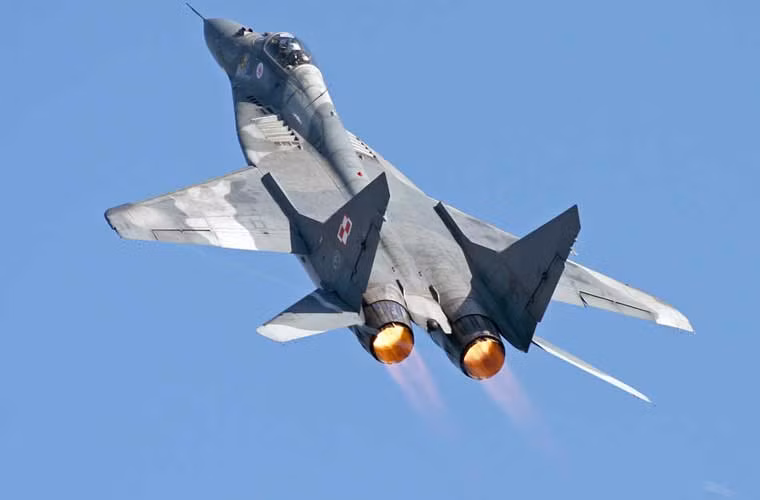 Hai loại máy bay chiến đấu chủ lực còn lại đều có xuất xứ từ Liên Xô, gồm 31 máy bay tiêm kích đánh chặn hạng nhẹ MiG-29A/UB và 32 chiếc cường kích cánh cụp cánh xòe Su-22M4/UM3K. Trong ảnh là tiêm kích đánh chặn MiG-29A của Không quân Ba Lan đang đốt tăng lực. Các máy bay MiG-29 của Ba Lan đều thuộc thế hệ đầu, với radar điều khiển hỏa lực lạc hậu so với hiện nay.