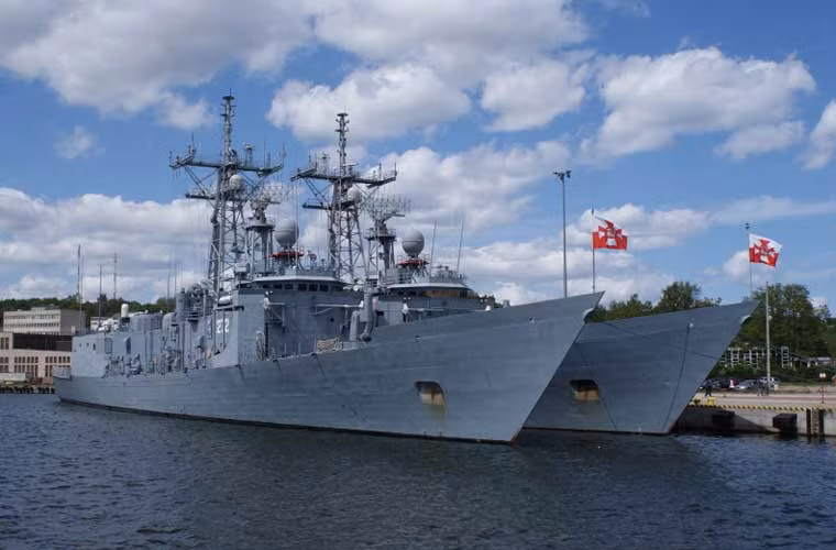 Hải quân Ba Lan được xem là một trong những lực lượng lớn nhất ở vùng biển Baltic, với quân số thường trực 18.000 người được trang bị 113 tàu các loại. Dẫu được xếp hàng "ông lớn" nhưng đội tàu chiến đấu của Ba Lan chỉ ở mức trung bình với 3 tàu hộ vệ, 3 tàu tấn công nhanh, 5 tàu ngầm. Trong ảnh là 2 tàu chiến lớn nhất Ba Lan thuộc lớp Oliver Hazard Perry do Mỹ cung cấp. Đây cũng là loại tàu mạnh nhất của Ba Lan hiện nay khi được trang bị tên lửa diệt hạm Harpoon và tên lửa đối không tầm trung SM-1.