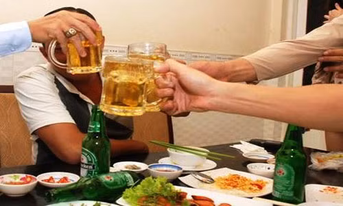 Trong lúc ăn nhậu được cho là đi tiếp khách trong giờ hành chính, 2 ông "Nội và Ngoại" của tỉnh Bình Phước đã xảy ra đánh nhau khiến một vị phải đi bệnh viện (ảnh minh họa).