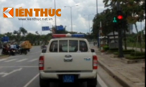 Chiếc xe cảnh sát vô tư vượt đèn đỏ trong ánh mắt ngỡ ngàng của người dân. Ảnh cắt từ clip.