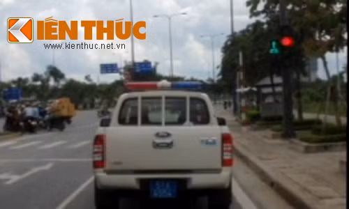Chiếc xe cảnh sát vô tư vượt đèn đỏ trong ánh mắt ngỡ ngàng của người dân. Ảnh cắt từ clip.
