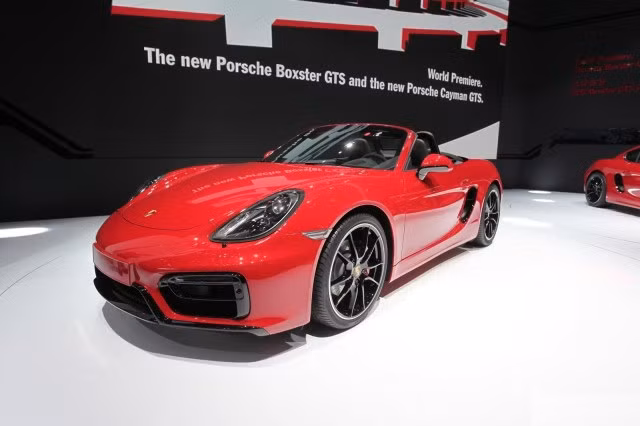 Porsche Boxster GTS đỏ quyến rũ công suất 330 mã lực mạnh mẽ mang đậm phong cách thể thao. Khả năng tăng tốc của xe khá tốt khi vượt qua tăng từ 0-100 km/h trong 4,7 giây.