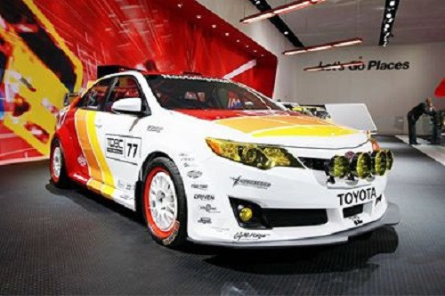 Phiên bản hầm hố của Altis 77 trang bị đèn pha công suất lớn, la zăng hình lưới nhện trắng bắt mắt tạo nên cá tính riêng cho chiếc xe.