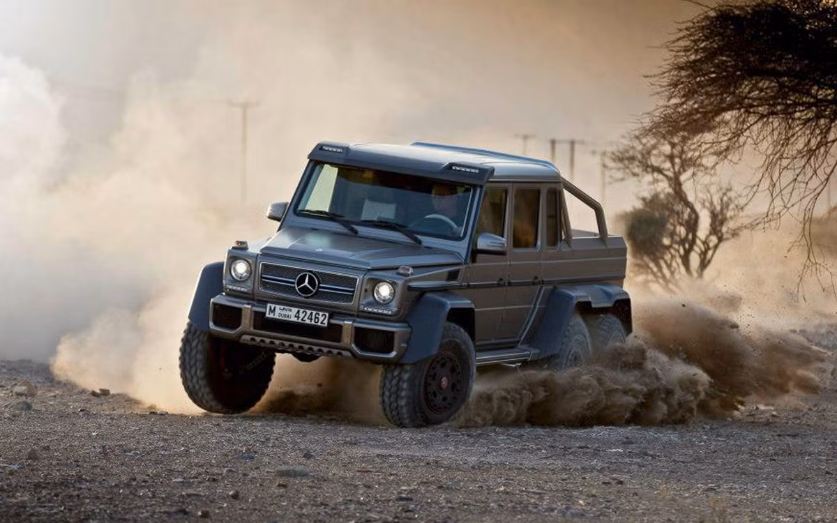 “Quái vật” 6 bánh này sử dụng động cơ tăng áp kép V8 5.5L, cho công suất 536 mã lực và mô-men xoắn cực đại 758Nm đi kèm với hộp số tự động 7 cấp 7G-tronic do chính Mercedes-Benz sản xuất và phát triển.