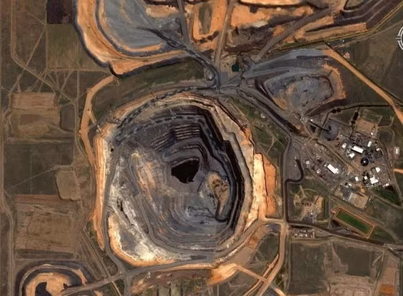 Theo công ty Glencore Xstrata thì chi phí hoạt động của mỏ mỗi năm lên tới 400 triệu USD,