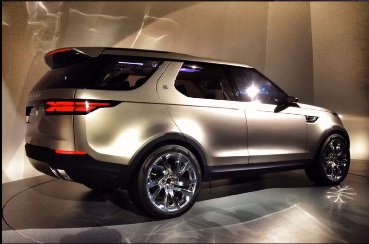 Gerry McGovern, Giám đốc thiết kế và sáng tạo của Land Rover cho biết: "Những chiếc Discovery Concept đại diện cho tầm nhìn của gia đình Discovery trong tương lai về xe SUV, với thiết kế hiện đại, phù hợp và hấp dẫn hơn nhiều so với những gì chúng ta đã biết về dòng xe Discovery, đồng thời nó cũng được coi là thực tiễn, phù hợp với những khả năng của Land Rover."