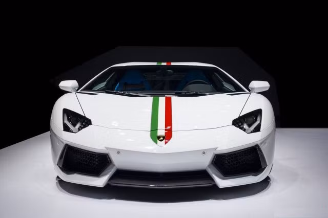 Lamborghini Aventador Nazionale trắng sơn màu cờ Ý trên mũi xe tạo nên điểm nhấn đặc biệt cho dòng siêu xe này. Dự kiến người anh em Lamborghini Huracan cũng sớm có mặt tại triển lãm Bắc Kinh trước khi được chính thức bán ra thị trường vào năm sau.