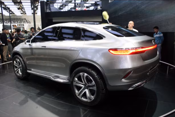 Cụm đèn sau nối liền tạo thành vệt đỏ bắt mắt.