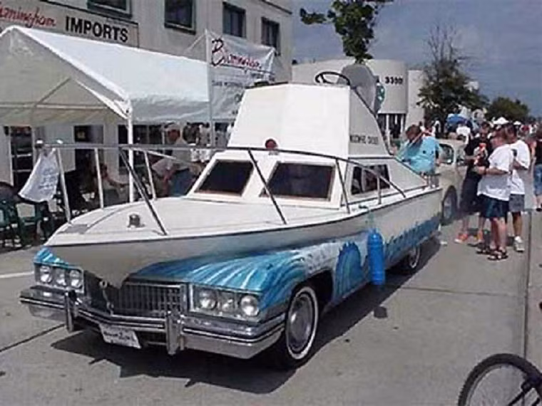 Chiếc ô tô lai giữa du thuyền và ô tô nghênh ngang trên phố thu hút được sự chú ý đặc biệt của người dân.